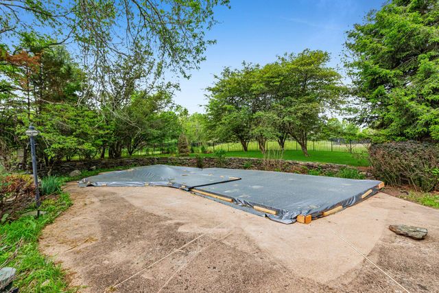 2 THREE PONDS LN, Newtown, PA 18940