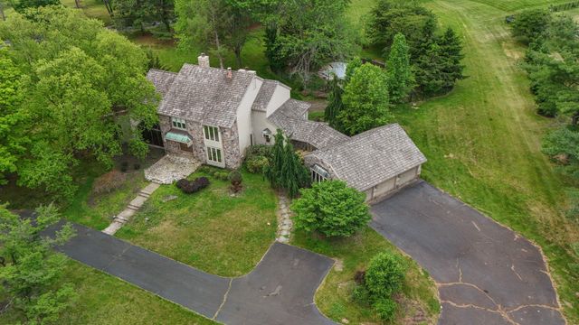 2 THREE PONDS LN, Newtown, PA 18940
