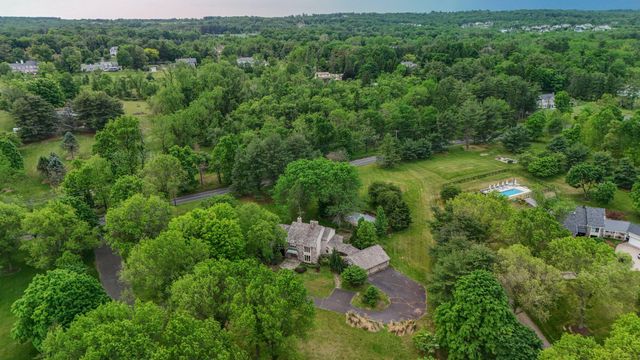 2 THREE PONDS LN, Newtown, PA 18940