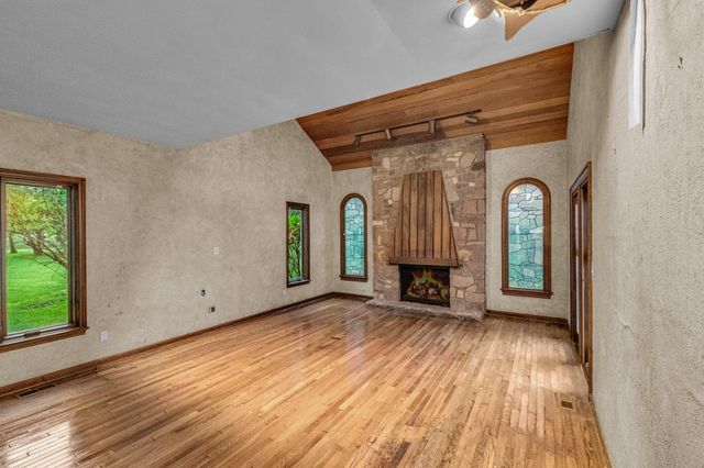 2 THREE PONDS LN, Newtown, PA 18940