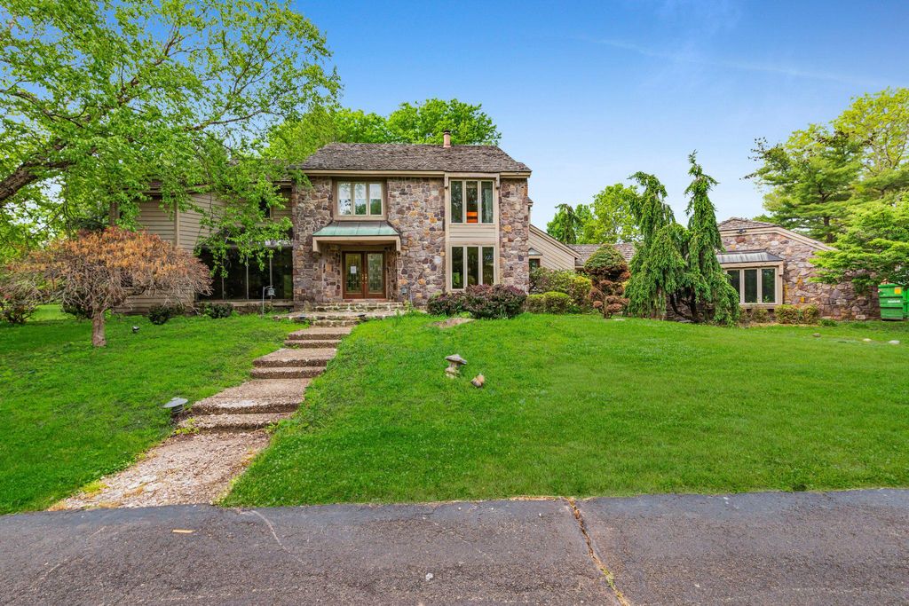 2 THREE PONDS LN, Newtown, PA 18940