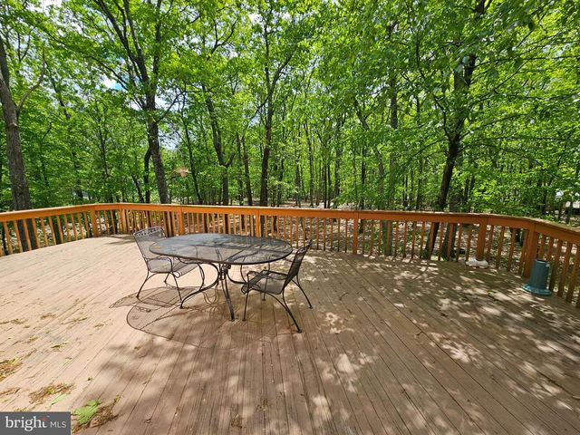 8226 WOODCHUCK CT, East Stroudsburg, PA 18301