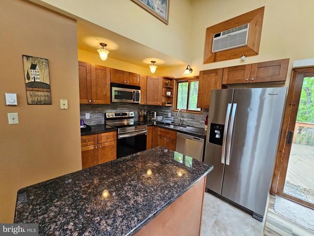 8226 WOODCHUCK CT, East Stroudsburg, PA 18301