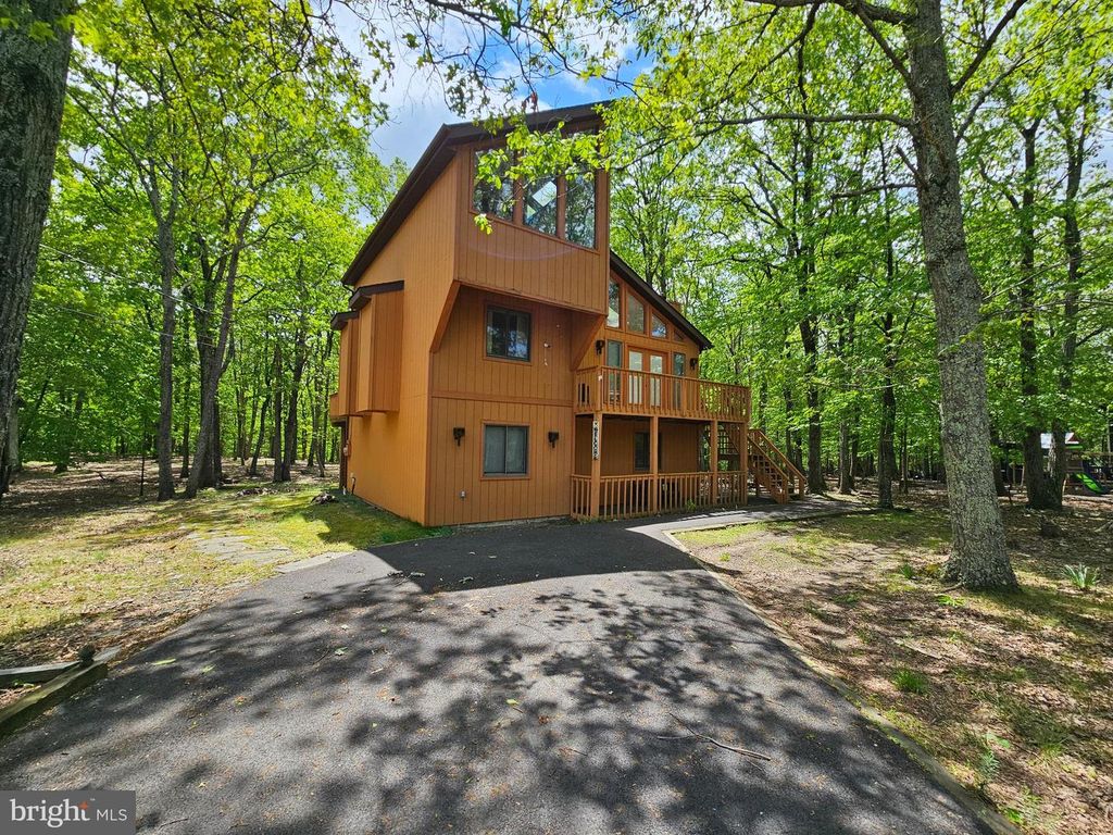 8226 WOODCHUCK CT, East Stroudsburg, PA 18301