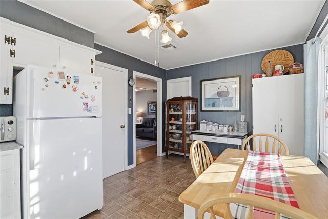 629 N Broadway, Edmond, OK 73034