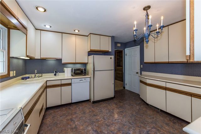 2070 White Pond Drive, Akron, OH 44313