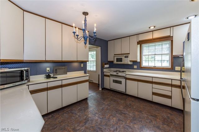 2070 White Pond Drive, Akron, OH 44313
