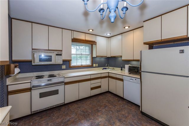 2070 White Pond Drive, Akron, OH 44313
