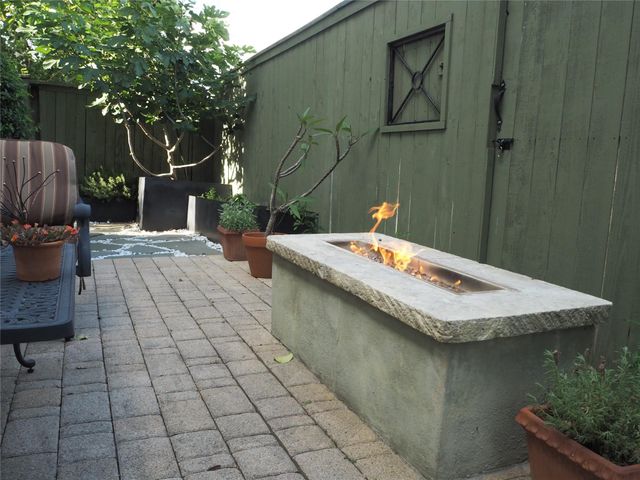 24 Hackberry Lane B, Houston, TX 77027