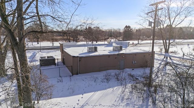 8498 Wayne Road, Romulus, MI 48174