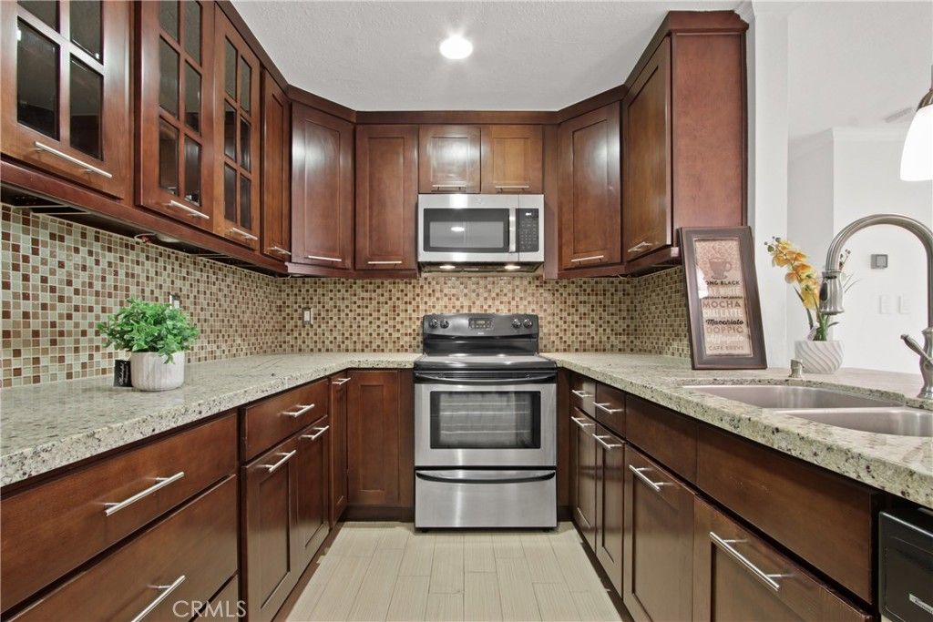 Image 3 of property listing at 121 S Hope Street 318, Los Angeles, CA 90012