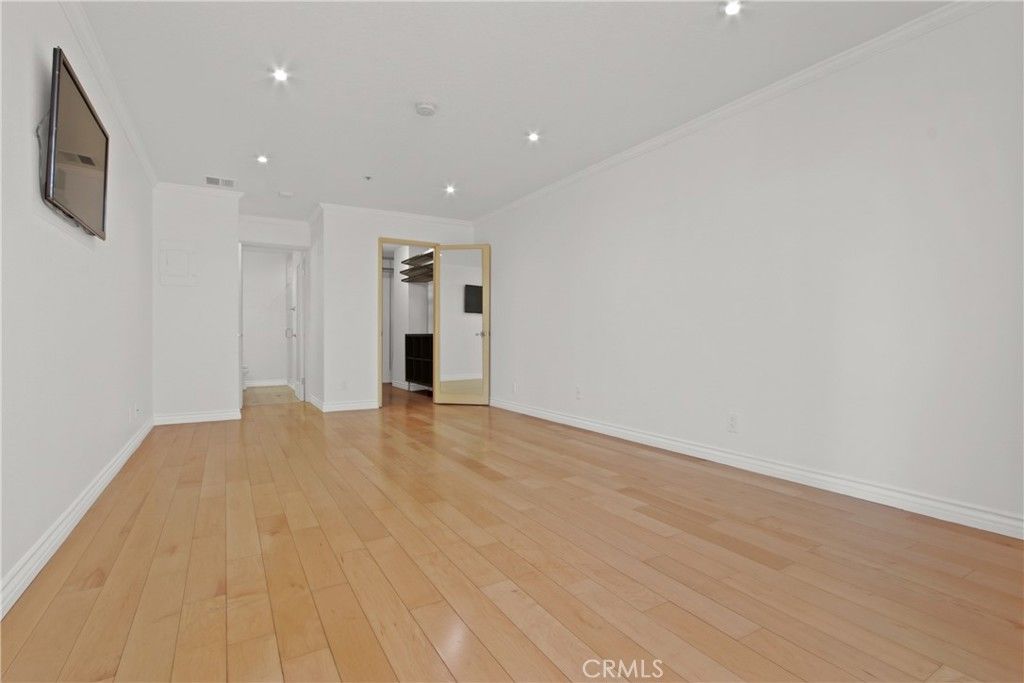 Image 5 of property listing at 121 S Hope Street 318, Los Angeles, CA 90012