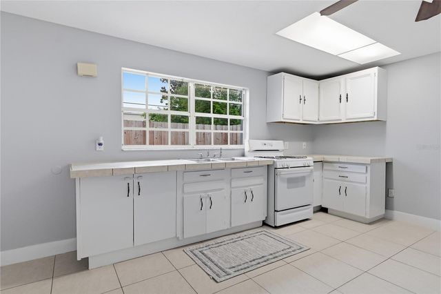2607 W CREST AVENUE, Tampa, FL 33614