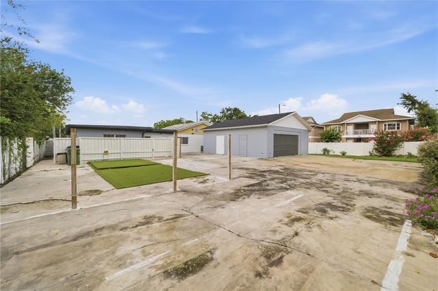 2607 W CREST AVENUE, Tampa, FL 33614