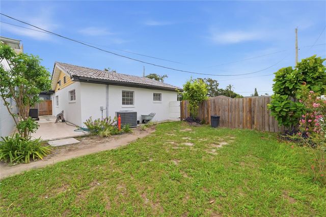 2607 W CREST AVENUE, Tampa, FL 33614