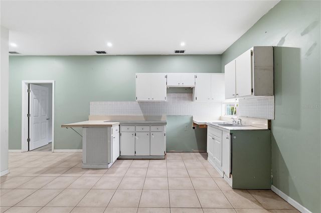 2607 W CREST AVENUE, Tampa, FL 33614