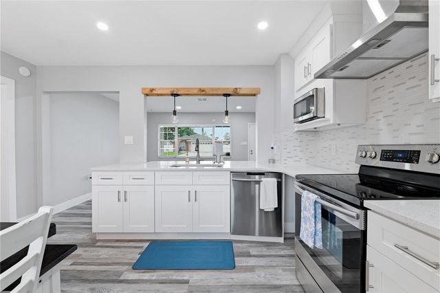 2607 W CREST AVENUE, Tampa, FL 33614