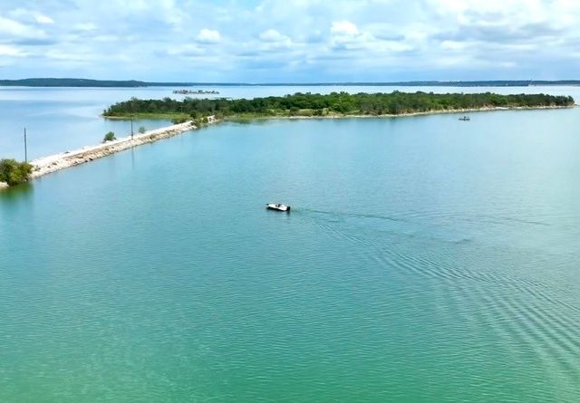 29 Cimmarron Bay Drive, Runaway Bay, TX 76426