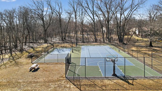 140 W Eagle Lake Drive, Maple Grove, MN 55369