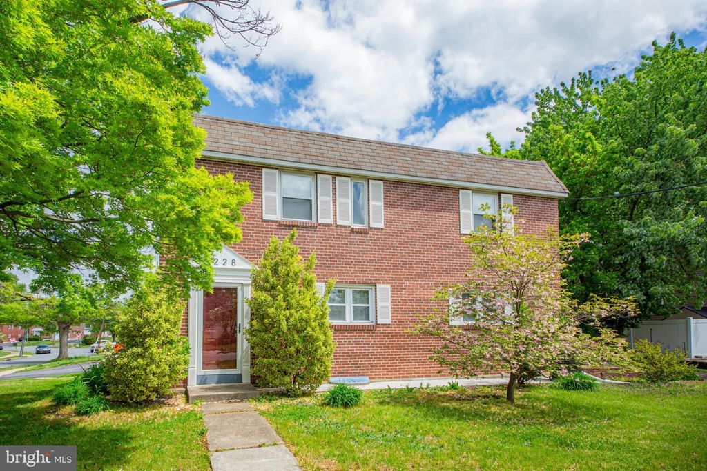3228 TOM SWEENEY DR, Brookhaven, PA 19015
