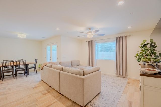 2121 E Oak Avenue, Visalia, CA 93292