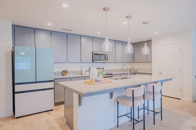 2121 E Oak Avenue, Visalia, CA 93292