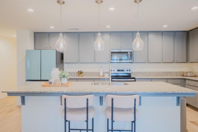 2121 E Oak Avenue, Visalia, CA 93292