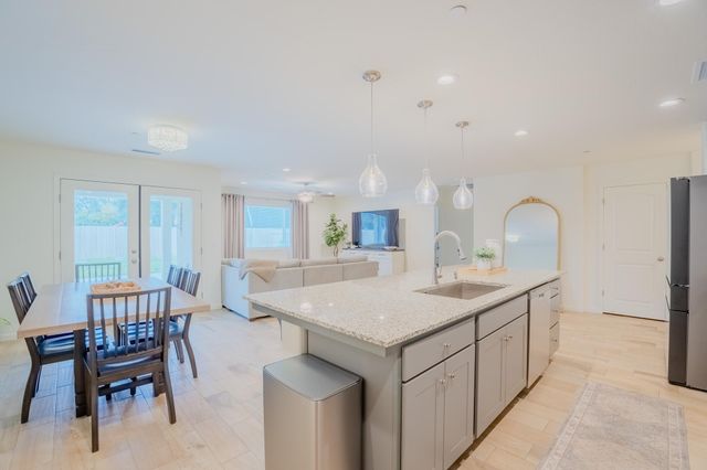 2121 E Oak Avenue, Visalia, CA 93292