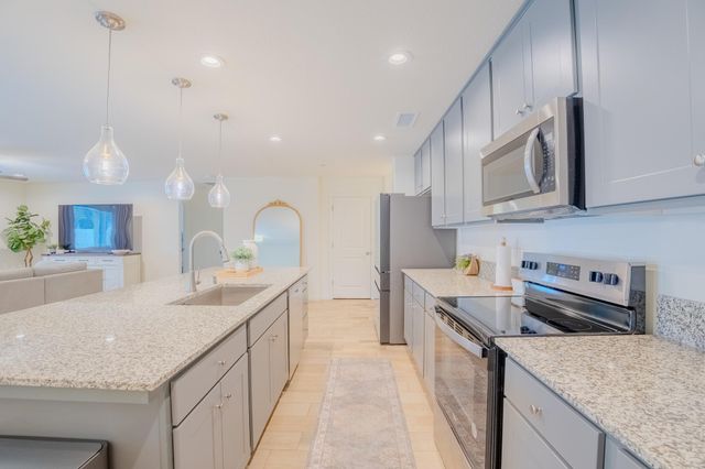 2121 E Oak Avenue, Visalia, CA 93292