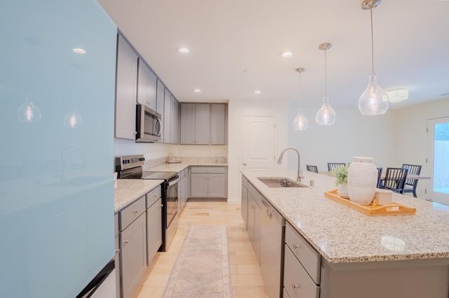 2121 E Oak Avenue, Visalia, CA 93292