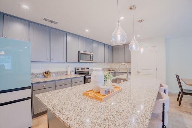 2121 E Oak Avenue, Visalia, CA 93292