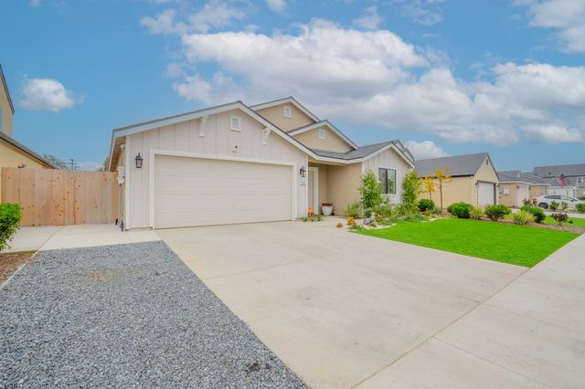 2121 E Oak Avenue, Visalia, CA 93292