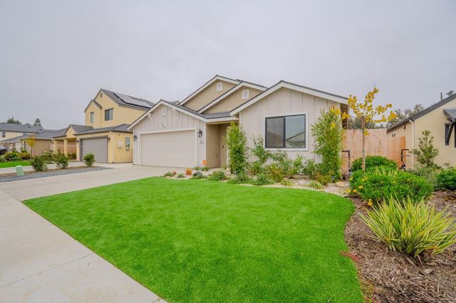 2121 E Oak Avenue, Visalia, CA 93292