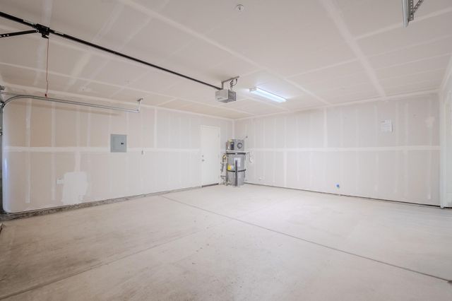 2121 E Oak Avenue, Visalia, CA 93292