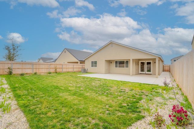 2121 E Oak Avenue, Visalia, CA 93292