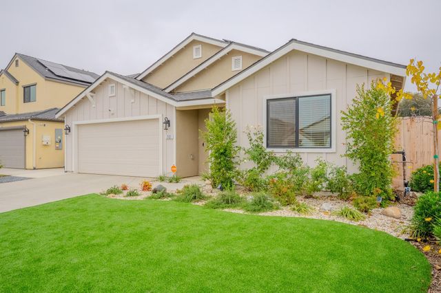 2121 E Oak Avenue, Visalia, CA 93292