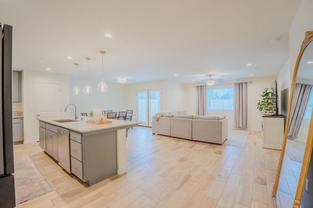 2121 E Oak Avenue, Visalia, CA 93292