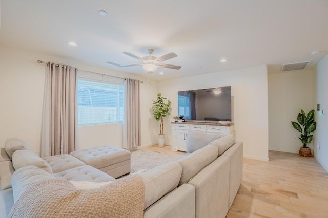 2121 E Oak Avenue, Visalia, CA 93292