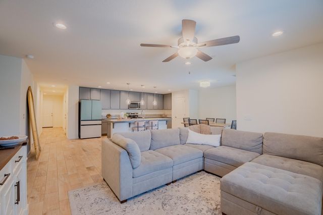 2121 E Oak Avenue, Visalia, CA 93292