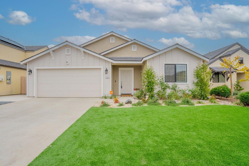 2121 E Oak Avenue, Visalia, CA 93292