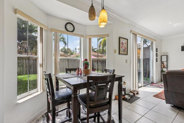 405 E Royal Cove Circle, Davie, FL 33325
