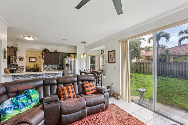 405 E Royal Cove Circle, Davie, FL 33325