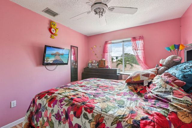 405 E Royal Cove Circle, Davie, FL 33325