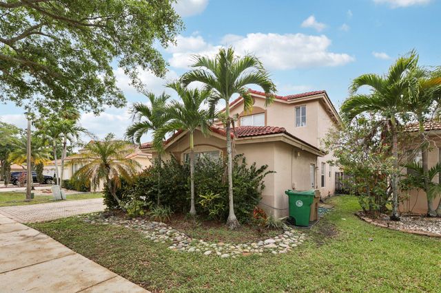 405 E Royal Cove Circle, Davie, FL 33325