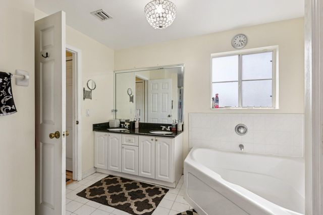 405 E Royal Cove Circle, Davie, FL 33325