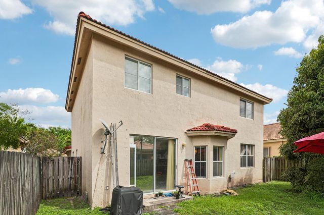 405 E Royal Cove Circle, Davie, FL 33325
