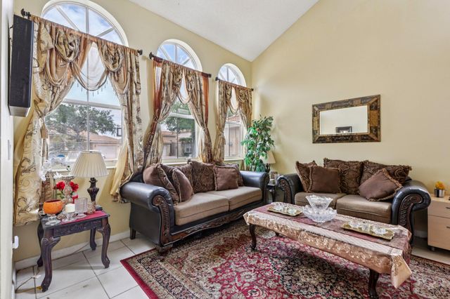 405 E Royal Cove Circle, Davie, FL 33325