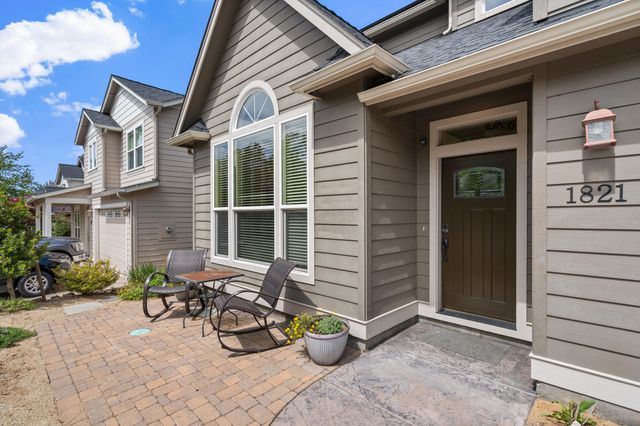 1821 Summer Place, Talent, OR 97540