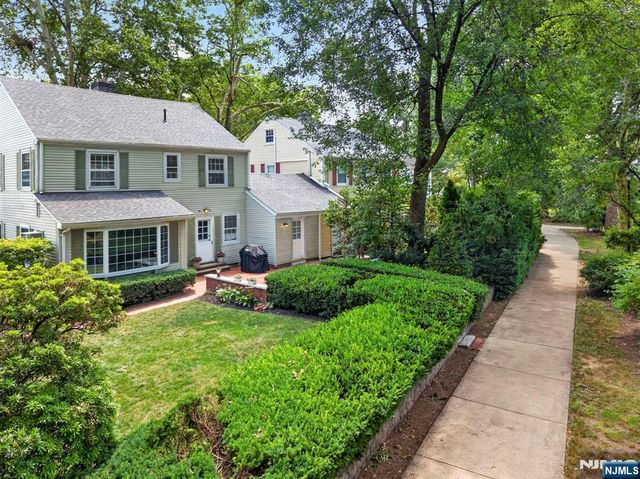 11 Burlington Place, Fair Lawn, NJ 07410