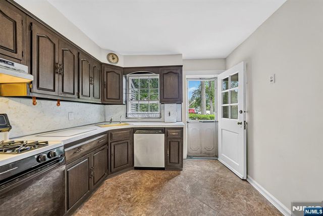 11 Burlington Place, Fair Lawn, NJ 07410